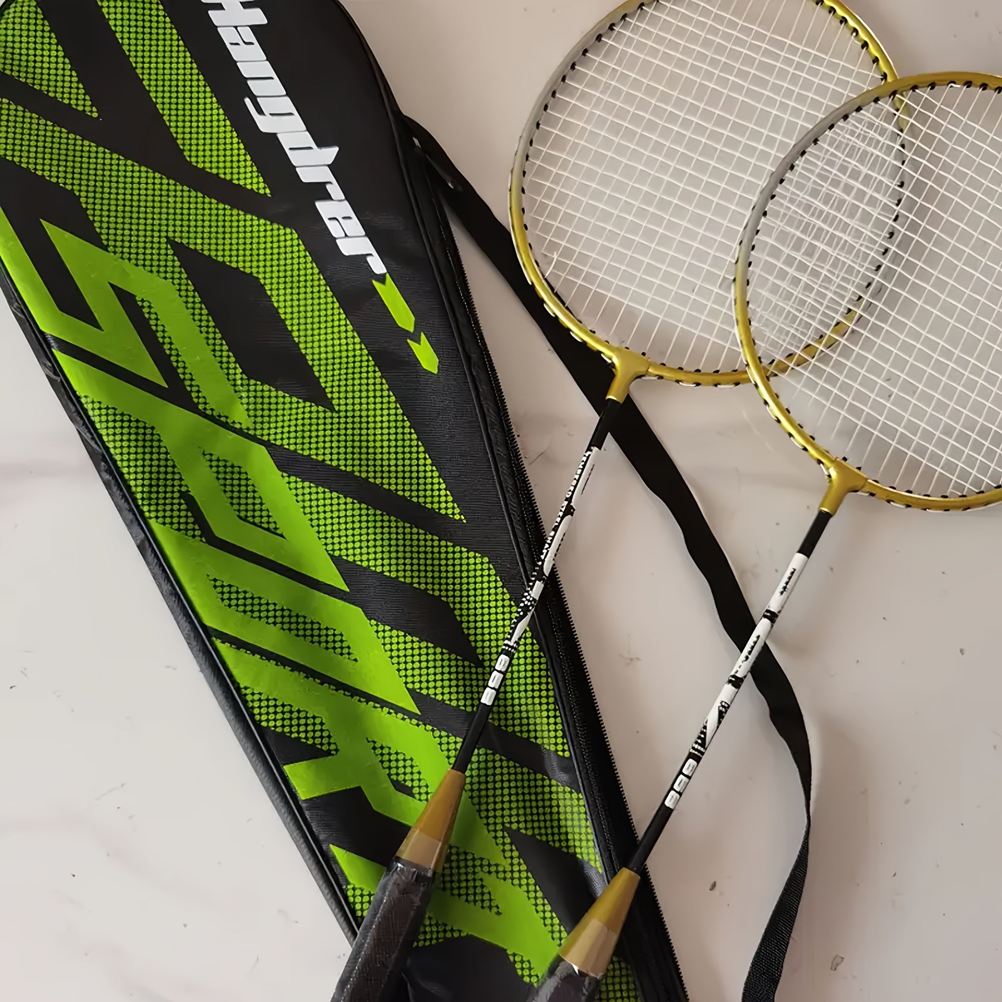 A Set (2 Rackets + 3 Nylon Shuttlecocks + 1 Storage Bag) 205 Black And Golden Detachable Badminton Rackets, Lightweight And Durable, with Nylon Mesh And Iron, Includes Two Rackets